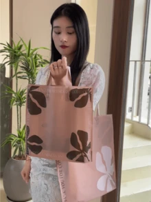 100个礼品手提袋，衣物收纳袋，女士购物袋，英文字母图案包装袋，加厚防水便携大容量手提包；户外旅行日常必需手提包。高端包装袋，可重复使用包装袋，适用于情人节、新年、婚礼、派对、购物、生日礼物、聚会礼物等场合。 - 包裝袋 - 查看 4