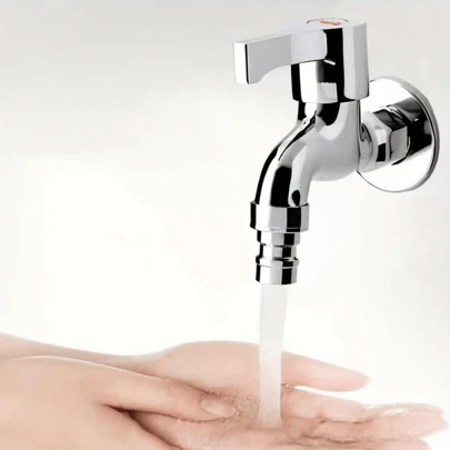 不锈钢铜芯水龙头，适用于家庭厨房、阳台、浴室、房车热水器、户外露台等场所，壁挂式浴室配件，表面抛光