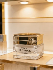 Dior 迪奥花漾秘密精华修护抗衰老保湿霜，50毫升/5毫升，蕴含玫瑰肽复合物，丝滑乳霜质地，快速吸收，清爽不油腻，显著填充皱纹，紧致并柔滑干燥肌肤，适合所有肤质，日常护肤，护肤爱好者、学生、上班族、通勤族、旅行族的理想之选，也是生日、周年纪念日、节日馈赠奢华美妆爱好者的绝佳礼物。 - 花秘瑰萃乳霜 - 查看 6