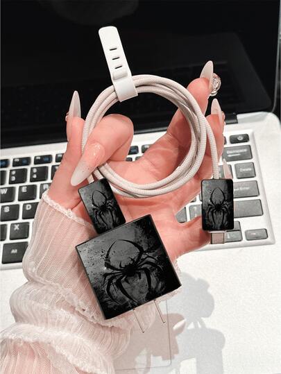 极简蜘蛛图案充电适配器保护套，兼容 15、17/16 Pro Max的20W充电器，耐弯折、防猫咬，也适用于13/14 Plus/17 Pro Max/14的数据线保护套、充电器保护套，时尚手机配件设计，塑料线缆保护套、充电线保护套，妇女节礼物、生日礼物