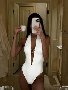 Maillot de bain une pièce blanc à col ras-du-cou et décolleté plongeant pour femmes FlowZen, nouvelle collection printemps/été. Design sexy avec boucle métallique et coupe ajourée, style bombshell Y2K. Gaine de maintien type palace, de luxe et Top de gamme. Convient pour le quotidien, les sorties décontractées, les fêtes, les vacances, les rendez-vous, la rue, les performances, l'extérieur, la rentrée, les festivals de musique, la Saint-Valentin, la remise des diplômes, les tenues de soirée, le style bombshell, amincissant et galbant - Blanc - Voir 2