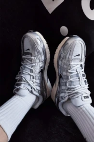 Nike 舒适轻便缓震透气低帮休闲跑步鞋，男女通用银色 - 銀色 - 查看 10