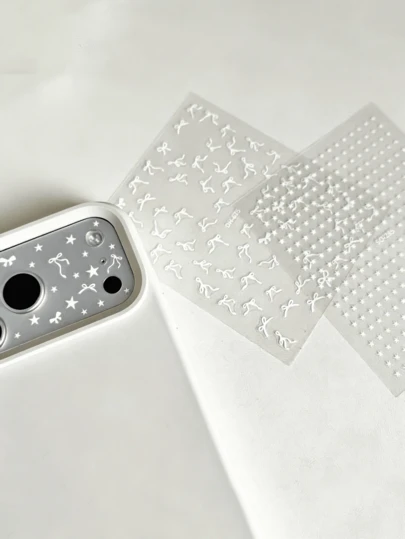 3 قطع واقي عدسة كاميرا بطبقة ناعمة مطفأة مع ملصقات فراشة وكوكب، + 2 قطعة ملصقات متوافقة مع هاتف 17 Pro Max/17 Pro، مقاوم للخدش، هدية ربيعية