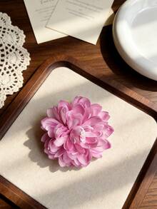 1个柔美大丽花发夹，布艺人造花侧夹，复古奢华枕部发饰，适合春夏度假风，多种颜色可选，甜美女孩拍照道具，逼真3D花朵侧夹，柔美气质发夹，爪夹 - 漸層 - 查看 16