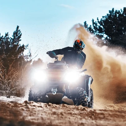 مصباحين LED 6500 كلفن أبيض بارد 60000 لومن 900% أكثر إضاءة، إضاءة طريق بنسبة 1:1 قابلة للتركيب والتشغيل مقاومة للماء IP68