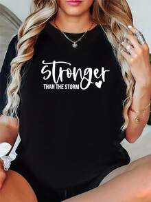 Más fuerte que la tormenta Camiseta estampada de cuello redondo Camiseta estampada de cuello redondo, top casual de manga corta - Negro - Ver 1