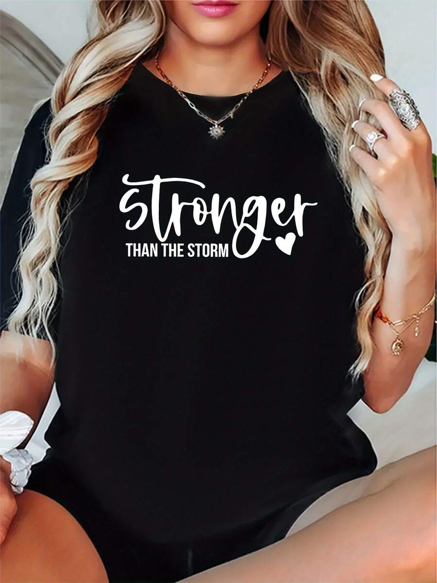 Más fuerte que la tormenta Camiseta estampada de cuello redondo Camiseta estampada de cuello redondo, top casual de manga corta - Negro - Ver 1