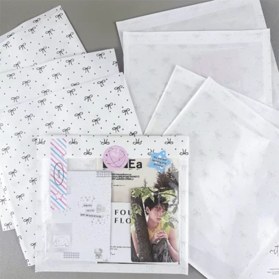 100个7.1x7.5英寸礼品包装袋，包括节日礼品包装纸袋、优质透明包装纸袋、小礼品纸袋、蝴蝶结图案纸袋、派对礼品包装袋和创意DIY装饰礼品纸袋，适用于情人节、婚礼、生日、派对礼品袋和礼品包装纸袋。