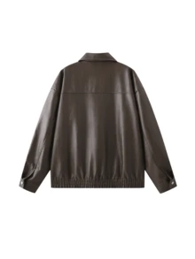 一件男士棕色翻领纽扣PU皮夹克，采用柔软抗皱仿羊皮面料，休闲复古机车夹克，适合日常通勤、户外活动和摩托车骑行。 - 棕色 - 查看 7