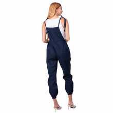 Overol maternidad premamá embarazo embarazada mujer dama mezclilla denim azul entero tipo jumper tirantes ajustables bolsa frontal pierna larga jogger con resorte corte amplio cómodo suave ligero elástico outfit casual urbano moderno juvenil versátil holgado crecimiento pancita prenatal posparto uso diario paseo trabajo primavera verano otoño invierno - Azul Marino - Ver 2