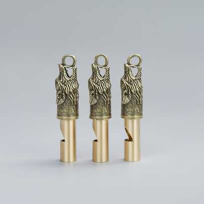 1个复古黄铜狼头造型户外求生哨子吊坠钥匙扣，创意实用趣味礼物