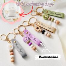 1个个性化雏菊串珠钥匙扣 | 可定制生日花朵钥匙扣 | 仿皮钥匙扣 | 手工花朵包包挂饰 | 返校礼物 | 友谊礼物 | 生日/母亲节礼物，适合女性，毕业季，伴娘礼物，教师节礼物，精致小巧的便携配饰，闺蜜节礼物，情人节礼物，斋月，开斋节，教师节礼物，春季 - 彩色 - 查看 54