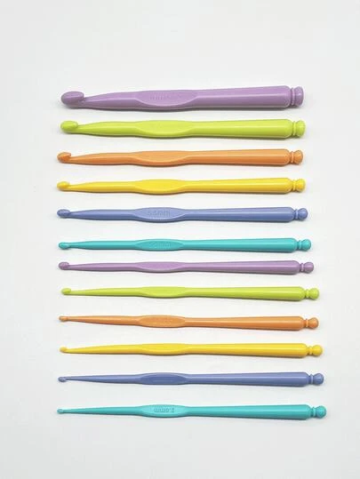 Bộ 12 kim móc nhựa nhiều màu sắc (2.0-10.0mm), dài 15cm, có nhãn kích thước rõ ràng, thích hợp cho búp bê Amigurumi, chăn và quà tặng thủ công, dụng cụ móc len phong cách Bohemian.