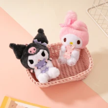 SANRIO 官方卡通毛绒钥匙扣。尺寸：13-15.5厘米/5.12-6.1英寸。柔软的卡通毛绒玩具钥匙扣，适合儿童和粉丝——可用于玩耍、房间装饰和展示，也可作为可爱的背包和书籍配件。是生日、情人节、复活节、万圣节、感恩节、圣诞节和新年等节日的完美礼物。 - 彩色 - 查看 5