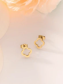 两枚不锈钢镂空四叶草耳环，温柔、优雅、小巧精致，金光闪闪。适合年轻女孩日常通勤，也是闺蜜送礼佳品。 - 耳環 - 查看 5