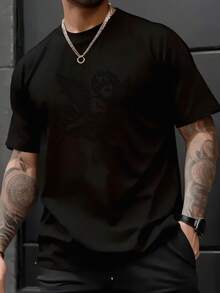 Querubín alado sosteniendo una rosa y un arco que simboliza el amor puro y la conexión espiritual entre el alma y la belleza eterna Camiseta de hombre suave y cómoda para uso diario - Negro - Ver 2
