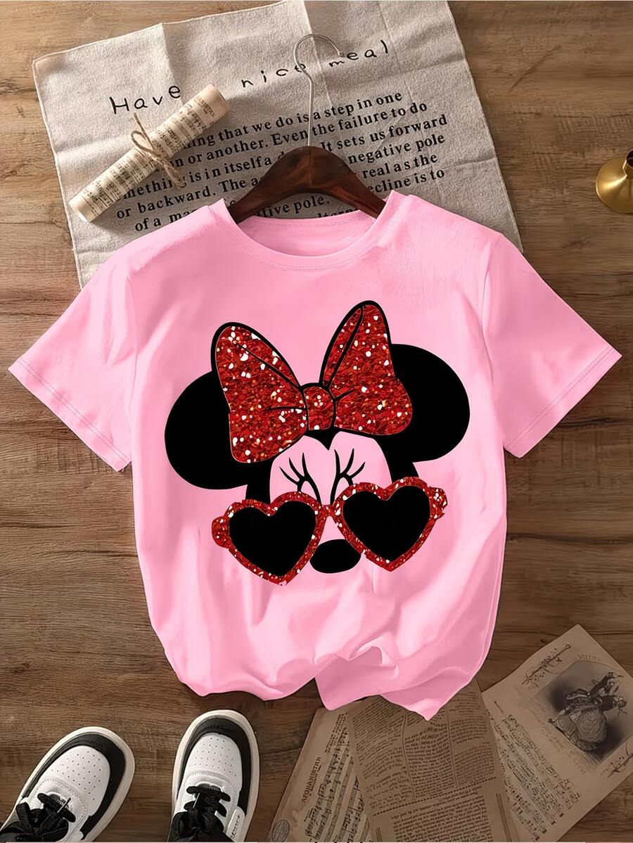 Disney Licensed Women's Print T-Shirt With Red Sequined Bow, Heart-Shaped Sunglasses, And Minnie Mouse Print. This Short-Sleeved Crew Neck T-Shirt Is A Casual, Comfortable, Stylish, And Versatile Piece Suitable For Spring, Summer, And Autumn. It Features An Optimistic Design And Is Made Of Stretchy Fabric. - 粉色 - 查看 1