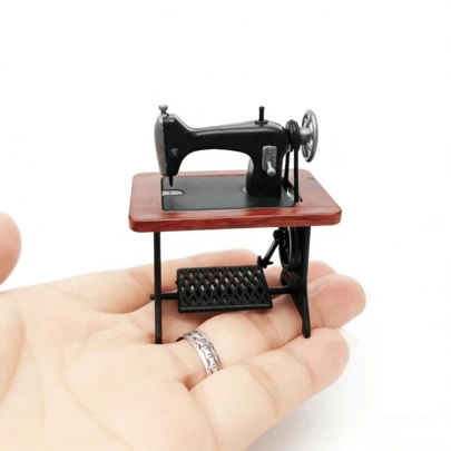 1:12 Dollhouse Mini Sewing Machine Miniature Model, Micro Home Decor Ornament, Party Favor, Birthday Gift, Desk Decoration