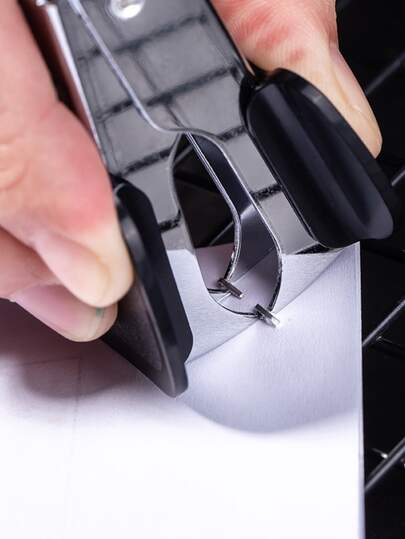 适用于12号标准订书钉的起钉器，小型办公订书机起钉器，迷你便携式起钉器，重型起钉器，适用于家庭办公室、学校、财务部门 - 符合人体工程学的桌面配件