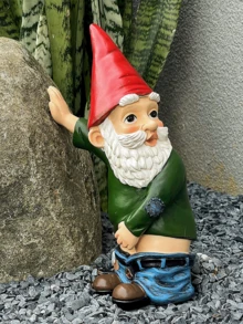 小型树脂雕像 - 小威利撒尿，适合草坪装饰、室内或室外摆设，红绿配色趣味十足，也是一份很棒的母亲节礼物。 - A - 查看 5