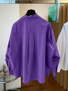 女士独特不对称下摆衬衫，多种颜色可选，包括紫色，适合春、夏、秋、冬四季穿着。纯色设计，正面纽扣口袋，优雅简约，适合办公室/休闲场合。适合狂欢节、情人节、外出、圣诞节、万圣节、返校季、毕业季等场合。 - 紫色 - 查看 3