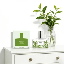 1瓶50毫升无酒精绿茶喷雾，清新持久，温和不刺激。中性喷雾，持久留香，不含酒精，散发怡人香气。小巧瓶身设计，方便携带，让您随时随地沉浸于迷人香氛之中。 - 多色 - 查看 5