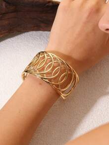 1pc Fashionable Hollow Geometric Stainless Steel Bangle Bracelet, Suitable For Women To Wear On Beach Vacation Or As Gift For Friends - Yellow Gold - View 3