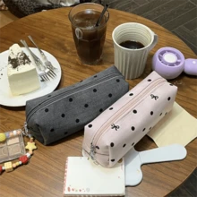 1个时尚波点铅笔盒（金色或银色拉链颜色随机发货），大容量，可容纳40至50支笔或化妆刷，便携设计，大容量学生文具收纳袋，简约优雅的高品质化妆包。学生文具。开学季礼物。学生互赠礼物的完美之选。 - 單件 - 查看 13