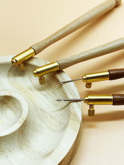 Bộ kim thêu kiểu Pháp cán gỗ, gồm 3 kích cỡ kim, thích hợp cho thêu/đan nổi, là một hoạt động thủ công giảm căng thẳng phổ biến, có thể tạo ra tranh thêu 3D, gối, đế lót ly, nhiều kích cỡ kim phù hợp với các nhu cầu thủ công khác nhau.