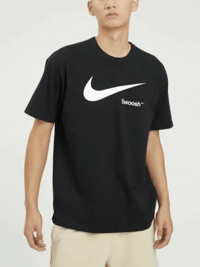  Camiseta Nike de manga corta, cuello redondo y color liso con estampado Swoosh grande, unisex.