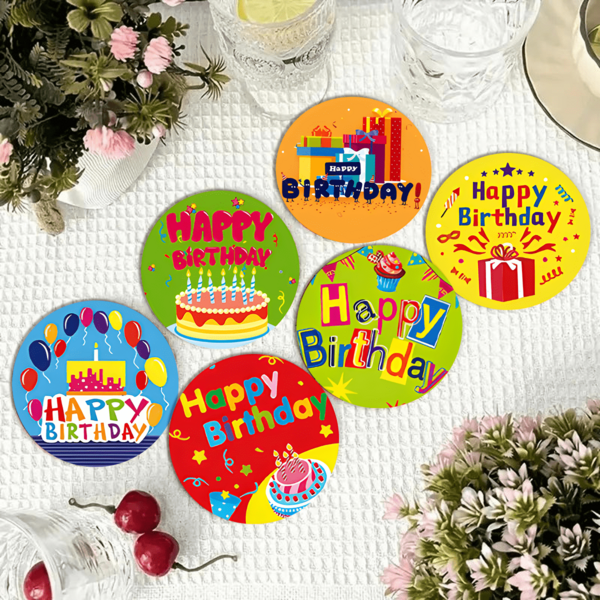 بطانات مائدة دائرية بطابع كرتوني لحفلة عيد الميلاد، تتميز بتصميم كرتوني مسطح بألوان زاهية من الأخضر والبرتقالي والأزرق والأصفر والأحمر، مع خطوط واضحة وعناصر حفلة كثيفة (شرائط وألعاب نارية وكواكب) للرؤية البارزة