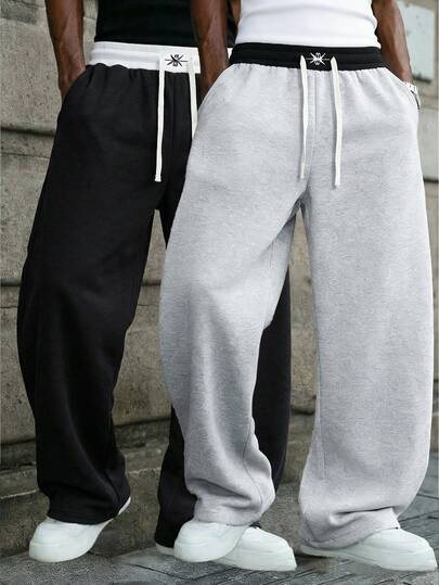 1 chiếc quần dài nam màu trắng, chất liệu mềm mại với họa tiết tinh tế, kiểu dáng rộng rãi mang lại sự thoải mái và phong cách, phù hợp với phong cách tối giản, đường phố và trang phục công sở nhẹ nhàng. Có thể phối cùng áo thun, áo sơ mi và áo khoác cơ bản cho các dịp thường nhật, đường phố và đi làm nhẹ nhàng.