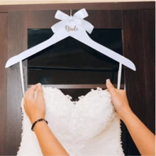1 pieza/2 piezas Percha para vestido de novia y novio, percha de madera para vestido de novia con lazo, percha para vestido de novia, ideal para regalo de boda, accesorios de boda, regalo para despedida de soltera, decoración de boda, decoración navideña, decoración de habitación y decoración del hogar - Blanco y Negro - Ver 6
