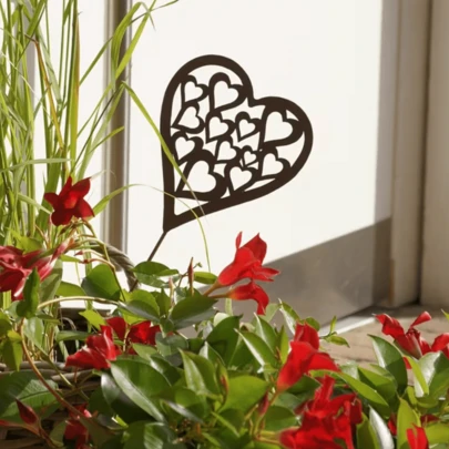 1pc Romantic Heart-Shaped Acrylic Garden Stake - With Ground Stake, Suitable For Outdoor/Yard, Balcony, Planter, Fence - Rustic Modern Decor