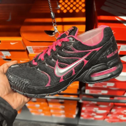  Nike Air Max Torch 4 女款跑步鞋，缓震气垫鞋底，减震舒适，适合日常训练，轻便户外运动鞋，黑粉色，时尚休闲，款式 343851-006