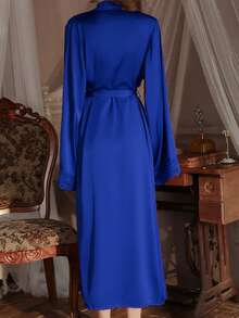 QING ROU Bata de satén elegante para mujer, con adorno de encaje suave, mangas largas acampanadas, sedosa y cómoda, con cinturón, adecuada para usar en casa - azul real - Ver 2