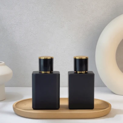 1个30毫升深黑色香水瓶，高端香水瓶，独立式香水分装瓶，带螺旋盖，避光香水瓶。优质独立式香水瓶，适合户外露营和旅行，便携式香水瓶。