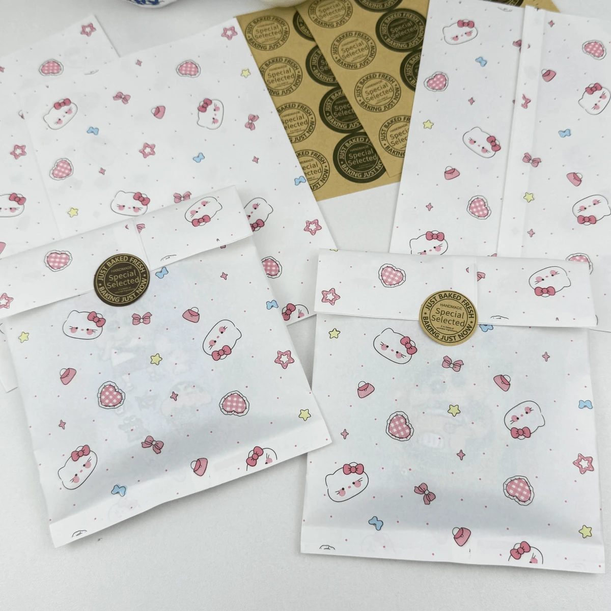 100个4.7x6.7英寸礼品包装袋,包括节日礼品包装纸袋、可爱卡通高端包装纸袋、小礼品纸袋、卡通小猫图案纸袋、派对礼品包装袋和创意DIY装饰礼品纸袋,适用于节日、婚礼、生日、派对礼品袋和礼品包装纸袋。 - 禮品袋 - 查看 1