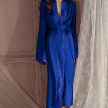 QING ROU Bata de satén elegante para mujer, con adorno de encaje suave, mangas largas acampanadas, sedosa y cómoda, con cinturón, adecuada para usar en casa - azul real - Ver 4