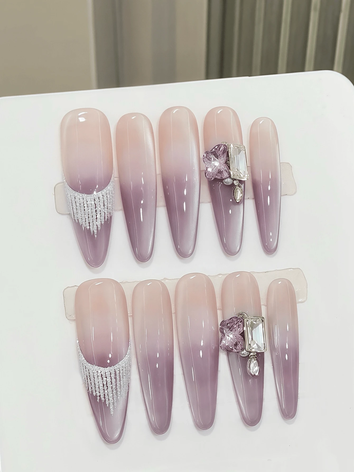 10片手工高跟鞋美甲贴纸，适合派对和日常佩戴，甜美的紫薯色调，纯白色，渐变美感，高跟鞋美甲设计，易于粘贴。10片Y2K风格手工美甲贴纸，适合女孩和女士在节日、派对、音乐节和日常佩戴，也是情人节和母亲节的理想礼物。按压式美甲贴纸。