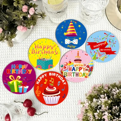 Posavasos redondos de estilo pop art de alta saturación para celebraciones de cumpleaños, enfocados en símbolos centrales de cumpleaños como regalos, sombreros de fiesta y pasteles para transmitir la pura alegría y festividad de los cumpleaños, que coinciden precisamente con las necesidades de los niños, los grupos jóvenes y los suministros a granel para fiestas.