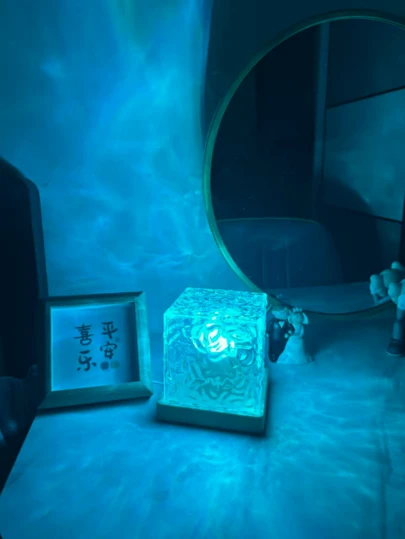 1个16色极光波投影灯，发光立方体水晶灯，带触摸/遥控功能，16色LED氛围灯，适用于卧室、天花板、露营、婚礼、活动，营造星空效果