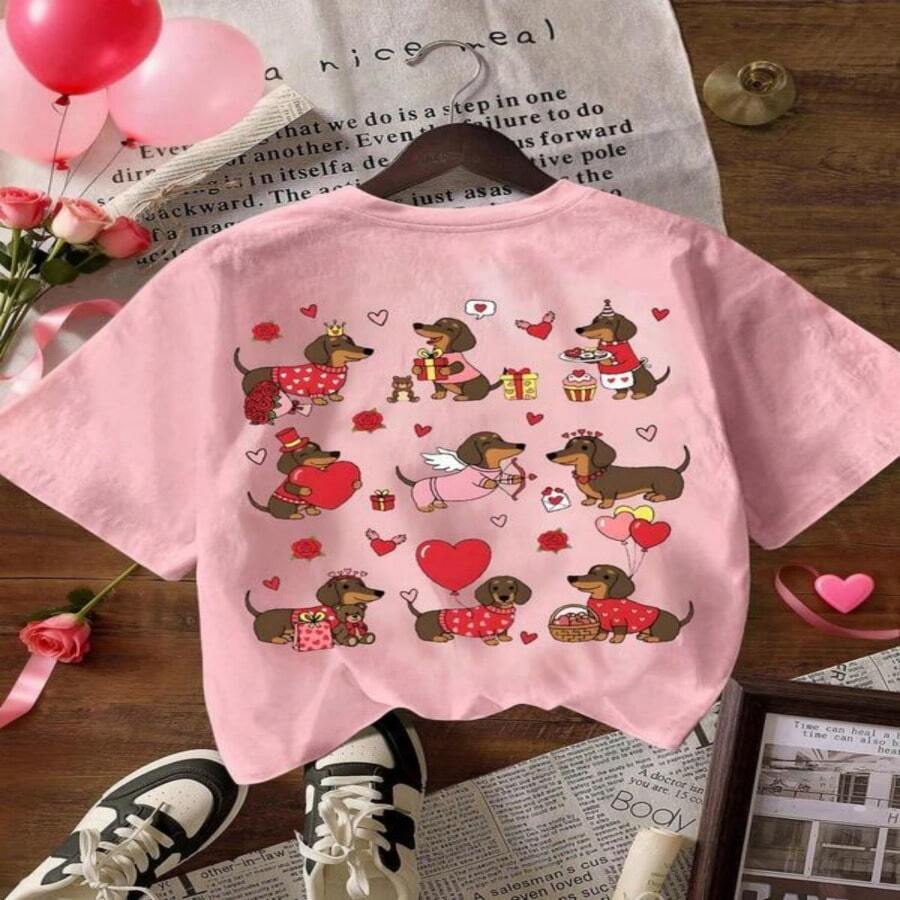 Camiseta casual de manga corta con estampado de cuello redondo para mujer de talla grande, con encantadores dibujos de perro salchicha con corazones y regalos, ideal para el Día de San Valentín, Pascua y entusiastas del fútbol (Beige/Rosa/Gris Oscuro) - Multicolor - Ver 1