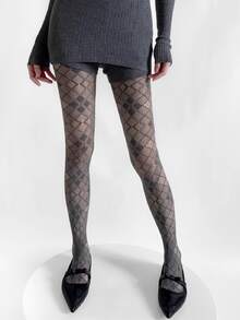 大码优雅女士不对称菱形图案连裤袜，黑色，高弹力，适合所有季节。这款大码透明连裤袜用途广泛，可搭配各种服装，展现青春活力、性感和时尚感。 - 彩色 - 查看 2