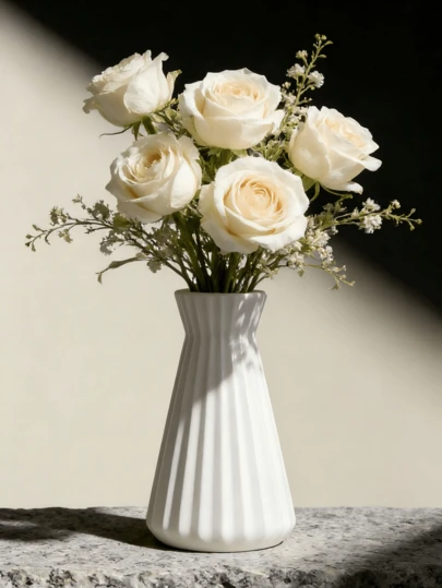 极简主义雕塑花瓶——提升您的现代家居美学。简约即是美，这款雕塑花瓶完美诠释了这一理念，为北欧、极简或现代风格的空间注入高端精致感。