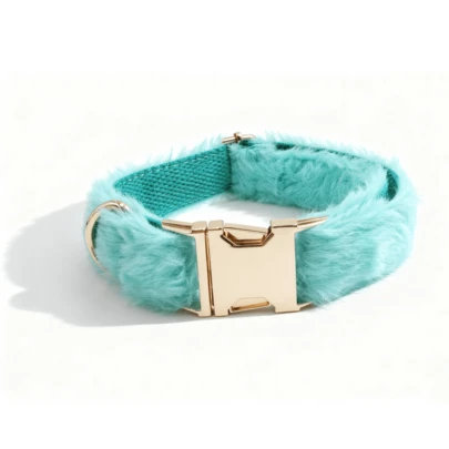 Collar de perro de peluche suave, adecuado para perros pequeños, medianos y grandes. El collar de mascota/perro de aleación de zinc es fácil de abrochar y desabrochar. Un collar de perro de alta gama perfecto para ocasiones como bodas y el Día de San Valentín. (Debido a las variaciones en la tela, los lotes y los colores pueden diferir ligeramente; se envían al azar).