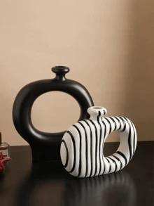 现代镂空环形树脂花瓶 - 黑白条纹纹理设计,表面光滑哑光,是客厅茶几、卧室梳妆台和玄关边桌的理想之选。增添简约时尚气息,是引人注目的花卉摆设的热门家居装饰品。 - 多色 - 查看 7
