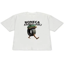 Camiseta de hombros caídos con texto "BONECA AMPALABU" e ilustración de cabeza de rana con neumático y patas humanas, camiseta blanca de manga corta para un estilo absurdo y caprichoso, cómoda y agradable para la piel, ideal para salidas diarias para fans de la moda caprichosa - Multicolor - Ver 1