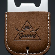 1个定制皮革钥匙扣开瓶器 | 个性化姓名金属钥匙扣，独特的啤酒开瓶器钥匙扣，送给男士、男友、婚礼派对、伴郎、父亲节和周年纪念日的理想礼物。一款男士专属的标志性开瓶器，也是派对、庆祝活动和乔迁之喜的完美礼物。 - 彩色 - 查看 3