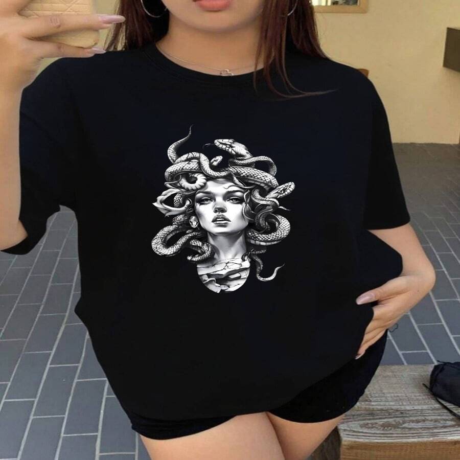 Camiseta de Talla Grande para Mujer con Estampado Mítico de la Diosa Griega Medusa y Serpientes Gorgonas - Diseño de Llave Griega en Blanco y Negro, Manga Corta, Cuello Redondo, Casual para Verano y Primavera, Ropa de Mitología Griega, Camiseta Oversize para Mujer, Ropa de Talla Grande para Mujer, Tops, Camisetas para Mujer, Camiseta para Mujer, Ropa de Halloween para Mujer, Camiseta Oversize para Mujer Talla Grande, Ropa de Talla Grande para Mujer, Ropa para Mujer, Tops para Mujer, Camisetas... - Multicolor - Ver 1